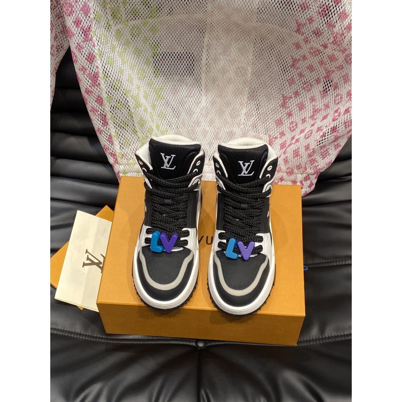 l**is V*t*n sneakers
